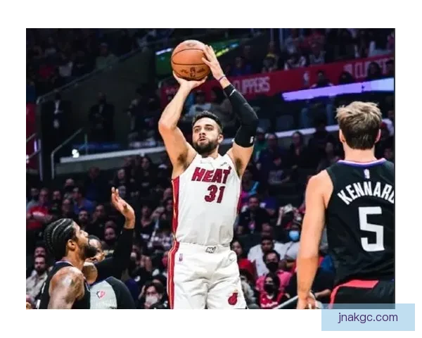 勇士对阵爵士第三战激战升级攻防博弈成系列赛转折点关键之夜走向